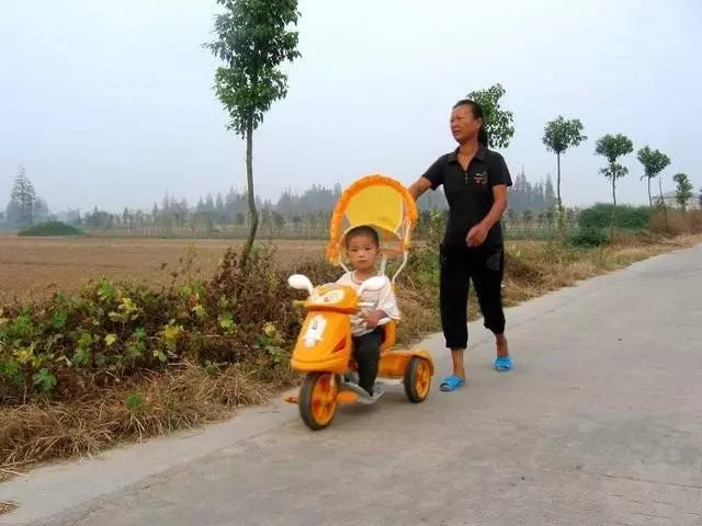 離婚請母親幫帶兒子,端午節她要2萬辛苦費,回家打開包我哽咽無語!