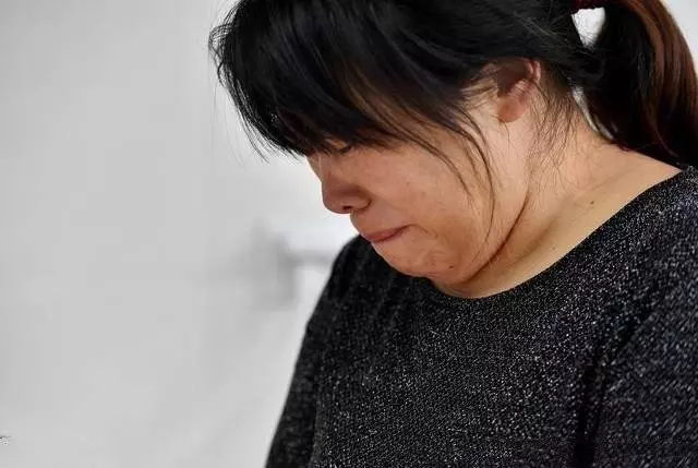 離婚請母親幫帶兒子,端午節她要2萬辛苦費,回家打開包我哽咽無語!