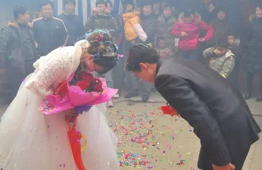 妻又醜又胖沒工作 夫提「離婚」 婆家「放炮慶祝」 沒想到十天不到「跪求老婆」原諒!