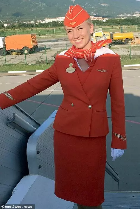俄羅斯客機火尾滑行15秒 女英雄空服員「一腳」救完視線裡的乘客