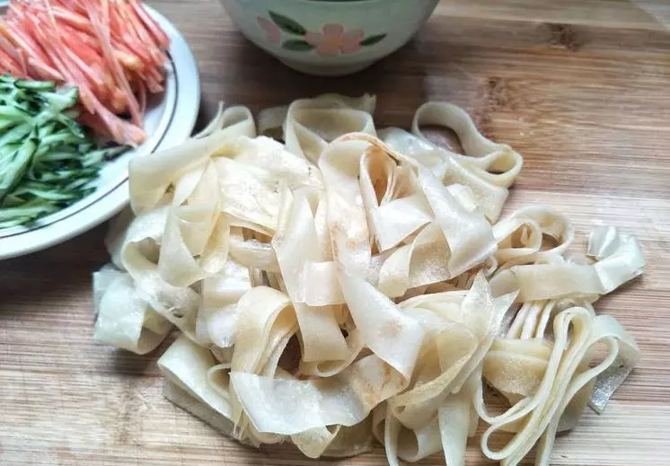 阿嬤叫我一招做涼皮,不用洗也不用蒸,既簡單又美味,一上桌就被家人吃光光