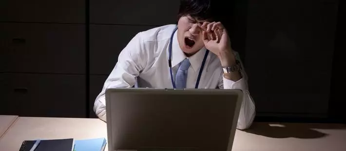 比狗還累‼️ 男子加班到凌晨2點,忍不住怒嗆老闆:「你睡很爽,Lim Peh還在加班!」?