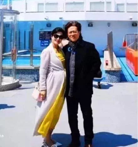 陳少霞懷孕8個月,62歲富商老公貼身照顧,網友:各取所需!