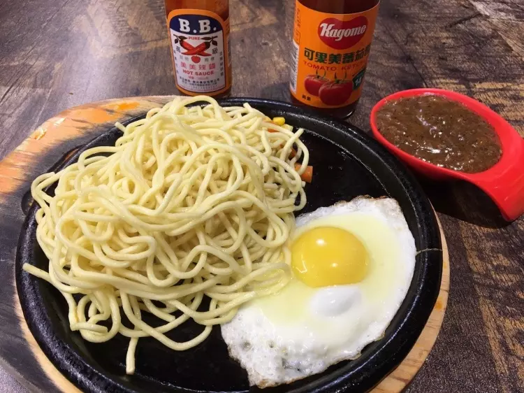 「天價鐵板麵290元」他發文抱怨只能餬口!知情網友打臉曝真相:沒錢就不要吃