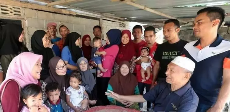 72歲馬來大叔結婚19次 ,「大老婆」不介意還贊他「好老公」!