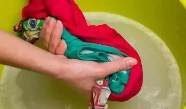 新衣服到底要不要「洗了再穿」? 服裝廠老闆一番話, 才知我想錯了!
