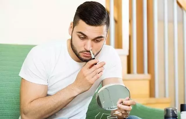 鼻毛「跑」出來,該拔掉還是剪掉?醫生提醒:儘量別再干傻事了