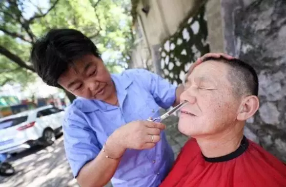 鼻毛「跑」出來,該拔掉還是剪掉?醫生提醒:儘量別再干傻事了