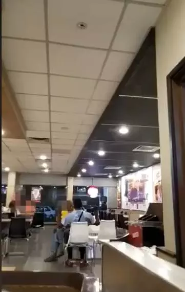 速食等45分鐘狂罵經理是笨蛋,男子高喊:我來自吉隆玻!