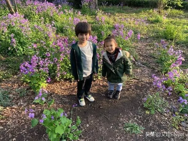 被陳冠希女兒新照迷住了,2歲比爸爸還時髦,牛仔馬尾穿搭太圈粉,網友:難怪陳冠希那麼疼她