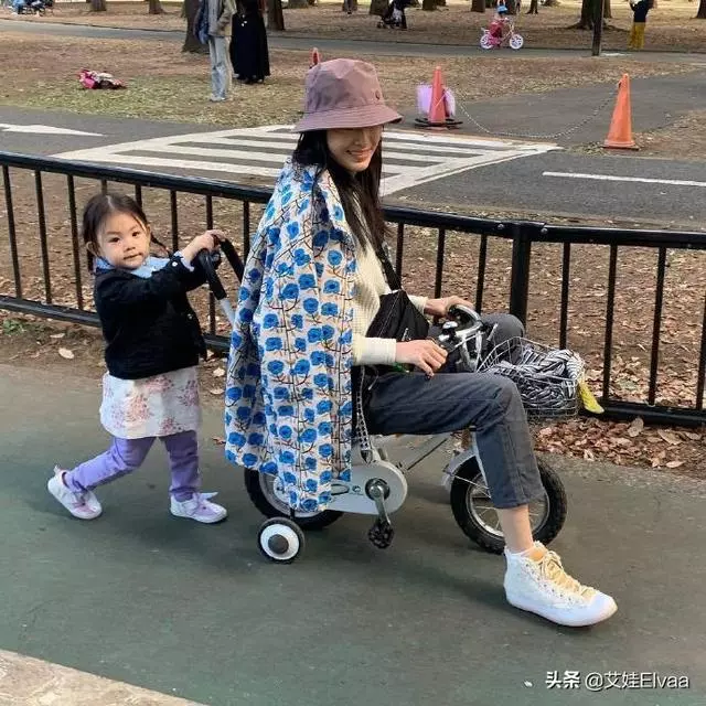 被陳冠希女兒新照迷住了,2歲比爸爸還時髦,牛仔馬尾穿搭太圈粉,網友:難怪陳冠希那麼疼她