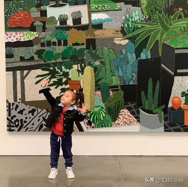 被陳冠希女兒新照迷住了,2歲比爸爸還時髦,牛仔馬尾穿搭太圈粉,網友:難怪陳冠希那麼疼她