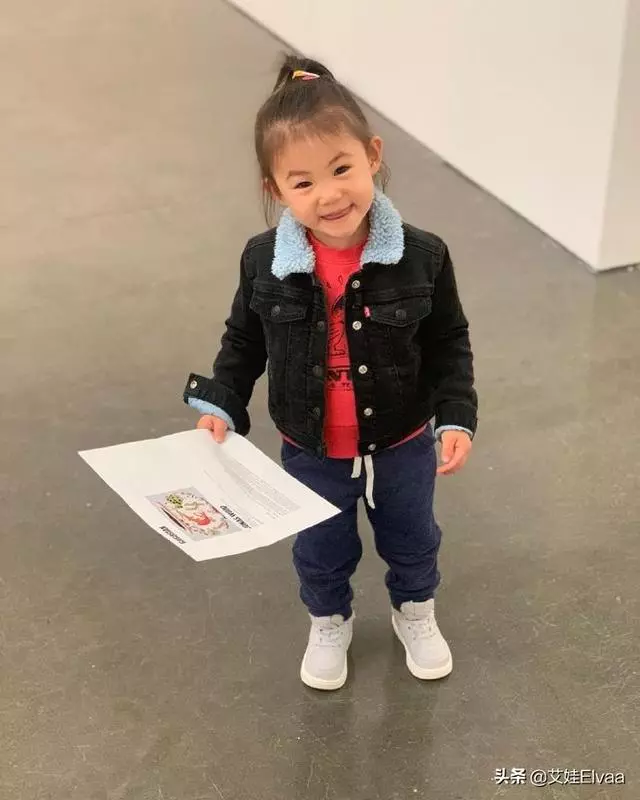 被陳冠希女兒新照迷住了,2歲比爸爸還時髦,牛仔馬尾穿搭太圈粉,網友:難怪陳冠希那麼疼她