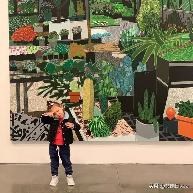 被陳冠希女兒新照迷住了,2歲比爸爸還時髦,牛仔馬尾穿搭太圈粉,網友:難怪陳冠希那麼疼她