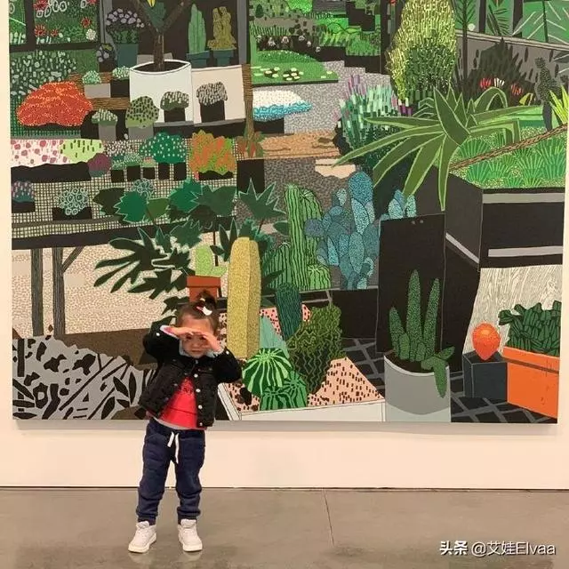 被陳冠希女兒新照迷住了,2歲比爸爸還時髦,牛仔馬尾穿搭太圈粉,網友:難怪陳冠希那麼疼她