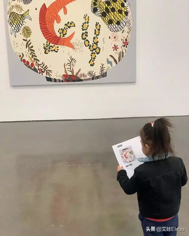 被陳冠希女兒新照迷住了,2歲比爸爸還時髦,牛仔馬尾穿搭太圈粉,網友:難怪陳冠希那麼疼她
