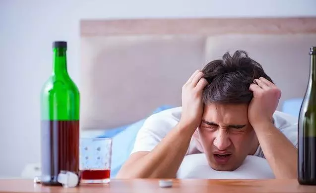 肝不好的人,上廁所時會有3大「表現」,若占一個,提醒你需養肝了