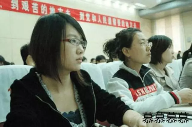 懷孕產下龍鳳胎,婆婆在產房外大罵,老公二話沒說一巴掌打了過去