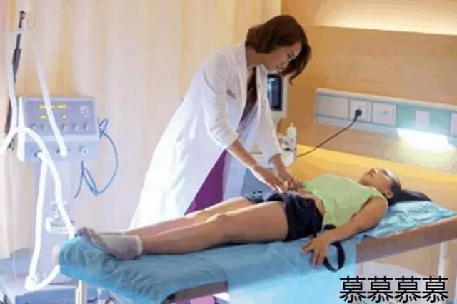 懷孕產下龍鳳胎,婆婆在產房外大罵,老公二話沒說一巴掌打了過去
