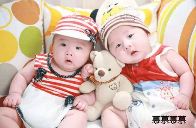 懷孕產下龍鳳胎,婆婆在產房外大罵,老公二話沒說一巴掌打了過去