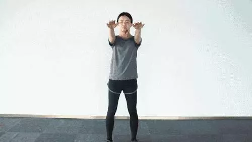 每天這樣甩手3分鐘,上身經絡全疏通,肩背1天比1天輕鬆,還能瘦手臂