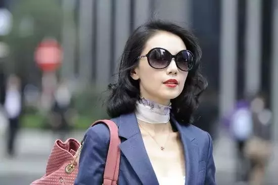 兩個女員工搞定老闆,事後一個升職,另一個卻在晚上收到老闆的「一條訊息」......