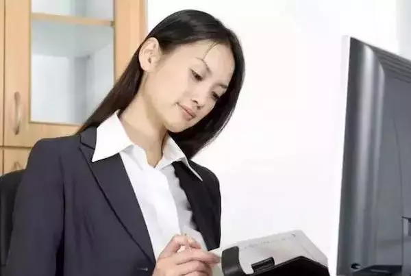兩個女員工搞定老闆,事後一個升職,另一個卻在晚上收到老闆的「一條訊息」......