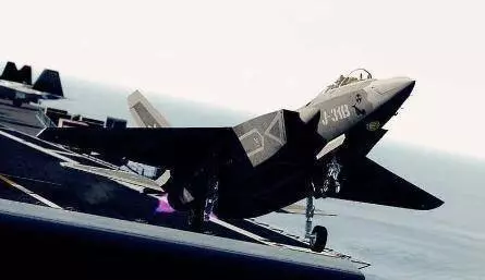中國第二款艦載機讓美飛行員哀嘆:隱藏一神秘用途