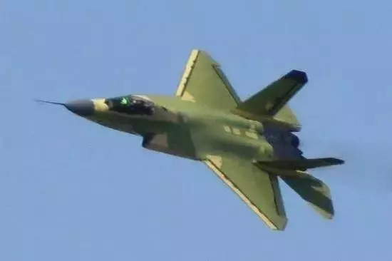 中國第二款艦載機讓美飛行員哀嘆:隱藏一神秘用途