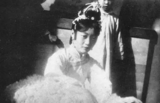 最後一個太監的回憶:婉容皇后夜晚睡覺從不關門,孩子剛出生就被燒死!