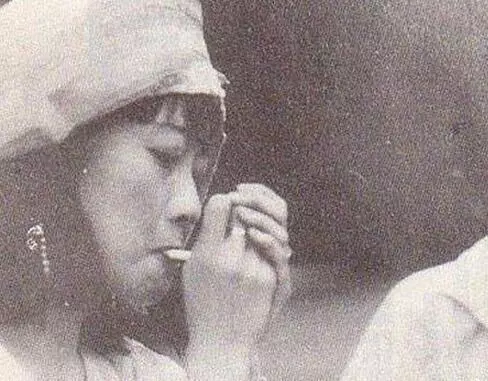 最後一個太監的回憶:婉容皇后夜晚睡覺從不關門,孩子剛出生就被燒死!