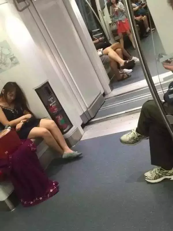 《變態》「」新加坡「」安哥管不住手!竟在MRT上對美女的事業線意「淫」未盡!太饑渴了吧