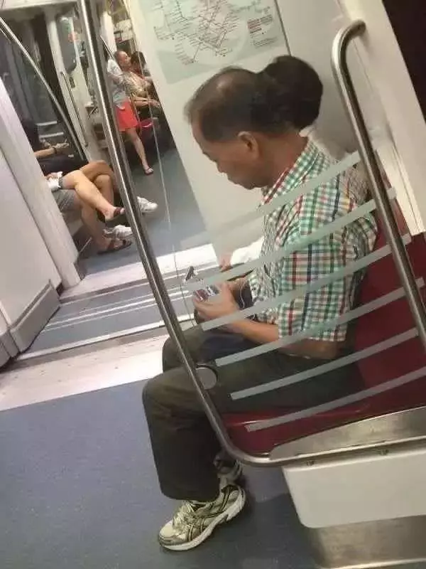 《變態》「」新加坡「」安哥管不住手!竟在MRT上對美女的事業線意「淫」未盡!太饑渴了吧