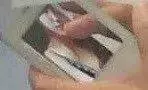 《變態》「」新加坡「」安哥管不住手!竟在MRT上對美女的事業線意「淫」未盡!太饑渴了吧