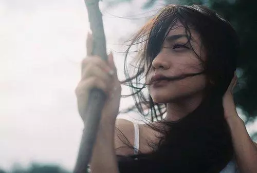 妹妹代替姐姐遠嫁,丈夫竟將錯就錯疼愛有加,三年後「寄來一物」讓姐姐含恨跳河!
