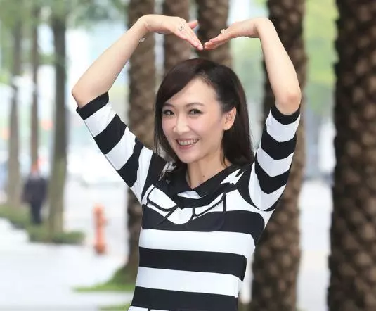 還記得當年紅遍全台的「大嫂團」嗎!有人專心相夫教子、有人轉行當「仙姑」,還有人不惜賣肉!混最成功的只有她!