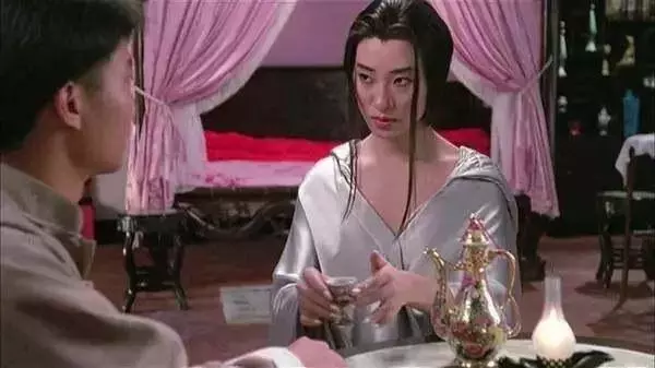 她被封「第一鬼後」卻入戲太深患憂鬱症,富豪老公為她「散84億資產」,如今57歲她變成這樣!