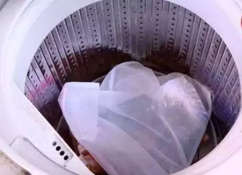 媽媽把「寶特瓶丟進洗衣機」效果超驚人!洗衣店老闆哀嚎:「太太我會失業啦!」