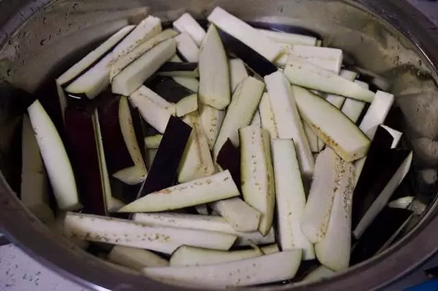 作為茄子控,這六種做法掌握了,一周吃不膩,手把手教你烹制竅門