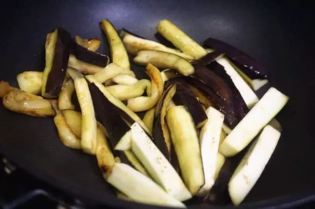作為茄子控,這六種做法掌握了,一周吃不膩,手把手教你烹制竅門