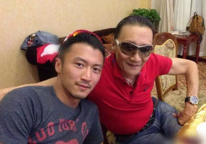 82歲謝賢公布財產分配,將財分成4份,網友:徹底暴露了人品!