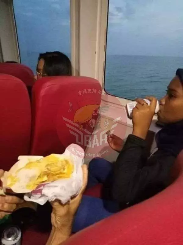 《哇塞》客船出問題導致沒食物開齋,2華裔男女舉動震撼馬來同胞:誰說華人是種族主義者?
