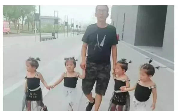 爸爸帶四胞胎女兒回奶奶家,阿嬤看到後,大喊:老伴快點關門