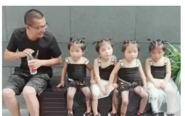 爸爸帶四胞胎女兒回奶奶家,阿嬤看到後,大喊:老伴快點關門