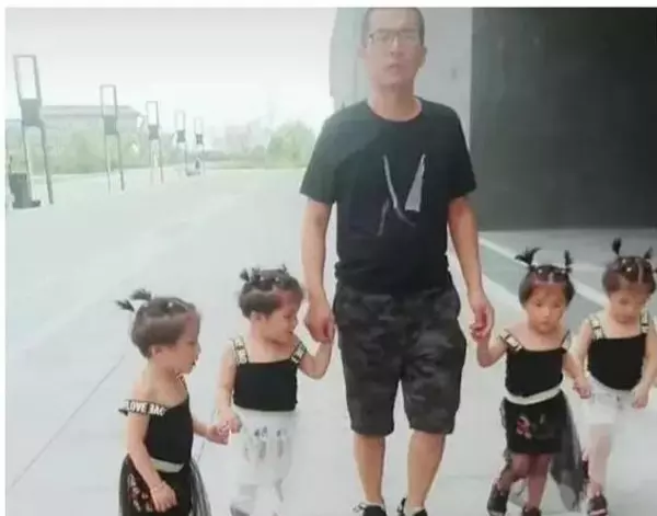 爸爸帶四胞胎女兒回奶奶家,阿嬤看到後,大喊:老伴快點關門