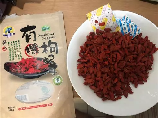 好市多「有機枸杞」泡開全是蟲!黑的綠的都是,網諷:「賺到了,買植物送動物,要感恩啊」