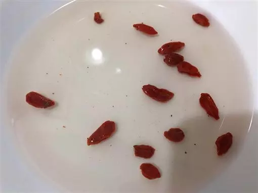 好市多「有機枸杞」泡開全是蟲!黑的綠的都是,網諷:「賺到了,買植物送動物,要感恩啊」