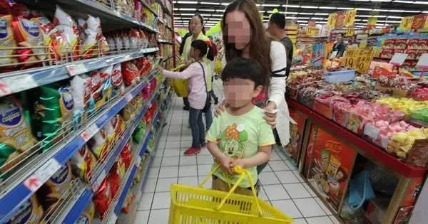 媽媽不給買「就把商品摔爛」!男童超市大哭抗議,霸氣媽媽「用10分鐘震憾全台灣」!
