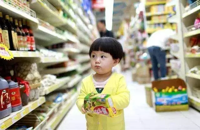媽媽不給買「就把商品摔爛」!男童超市大哭抗議,霸氣媽媽「用10分鐘震憾全台灣」!