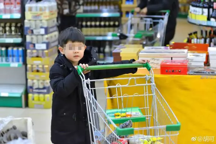 媽媽不給買「就把商品摔爛」!男童超市大哭抗議,霸氣媽媽「用10分鐘震憾全台灣」!